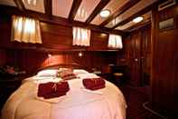 Bedroom Plaghia Charter Boat & Breakfast