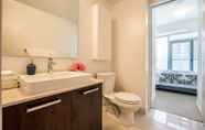 ห้องน้ำภายในห้อง 5 Aaira Suites at 65 Bremner Blvd