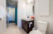 ห้องน้ำภายในห้อง 3 Aaira Suites at 65 Bremner Blvd