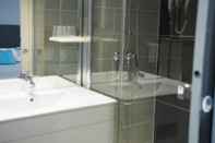 In-room Bathroom Aux Lys d'Or