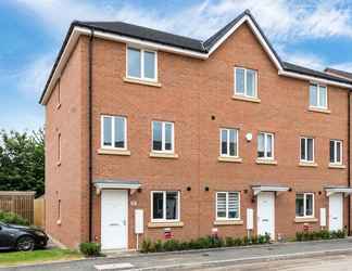 Exterior 2 Deco Spacious Townhouse