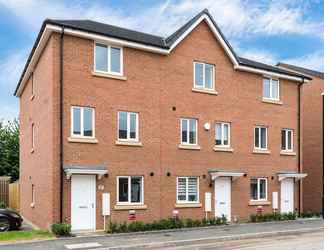 Exterior 2 Deco Spacious Townhouse