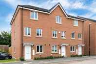 Exterior Deco Spacious Townhouse