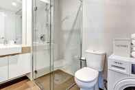 In-room Bathroom MJ Shortstay Southbank Grande Apartments