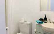 Toilet Kamar 6 2106 Cozy Inner City Apartment