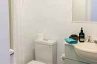 Toilet Kamar 2106 Cozy Inner City Apartment