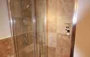 In-room Bathroom 6 Winterton