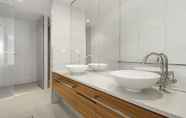 Toilet Kamar 5 Unit 80 3 B/R Lux Ocean View