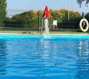 Swimming Pool 2 Bungalows Camping Monfragüe