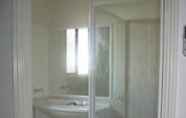 Toilet Kamar 5 Budget Accommodation Salisbury Studio 2