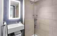 Toilet Kamar 3 SpringHill Suites by Marriott New York Manhattan/Times Square South