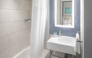 Toilet Kamar 5 SpringHill Suites by Marriott New York Manhattan/Times Square South