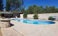 Kolam Renang 2 En pleine Nature à Nîmes avec Piscine