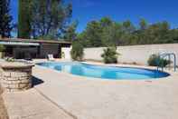 Kolam Renang En pleine Nature à Nîmes avec Piscine