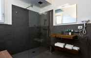 Toilet Kamar 2 Nautilus B&B Suite Design