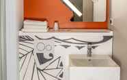 In-room Bathroom 7 ibis budget Aubenas