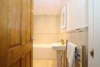 Toilet Kamar Newmills 1 Bedroom Apartment