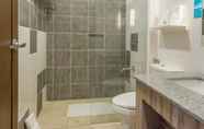 Toilet Kamar 6 Microtel Inn & Suites by Wyndham San Fernando