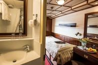 In-room Bathroom Florentina Boat (located at Litomerice city)