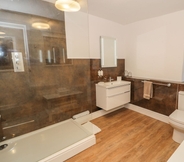 In-room Bathroom 2 Llys Madoc