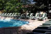 Swimming Pool Hotel La Maillane