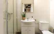 In-room Bathroom 2 Golden Studio by Homing