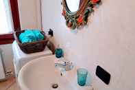 In-room Bathroom The Beach by Design Studio