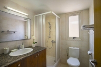 In-room Bathroom Meneou Beachfront Villa 5