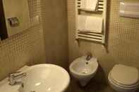 In-room Bathroom Arco Michele