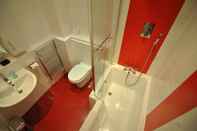 Toilet Kamar The Courtyard, Windsor, 2 Beds