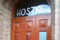 ภายนอกอาคาร Hostal Burgalés