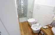 Toilet Kamar 5 Reusuite Authentic Sicilian Hospitality