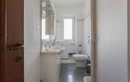 In-room Bathroom 7 Cenisio 10A