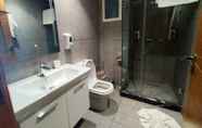 In-room Bathroom 4 Dayet Ifrah by Rent Inn