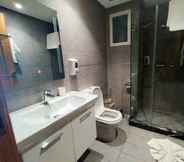 In-room Bathroom 4 Dayet Ifrah by Rent Inn