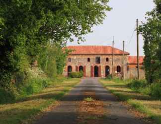 ภายนอกอาคาร 2 Chambres d'hôtes Le Chateau Rouge