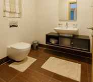 Toilet Kamar 5 Seafront Luxury Apartment, Pool and Great Location