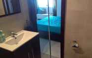 Toilet Kamar 2 Luxury Seafront Apartment With Pool