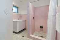 In-room Bathroom Dutchies Motel Nelson Bay