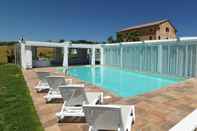 Hồ bơi Villa Resort Tre Castelli