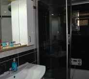 Toilet Kamar 7 Yildirim Hotel