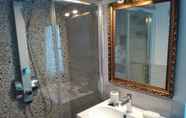 Toilet Kamar 7 Romantica Evasione Bed & Breakfast