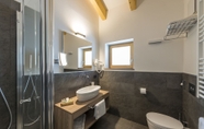 In-room Bathroom 5 Chalet Aster