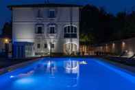 Swimming Pool Hotel Villa Petra
