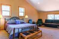 Bedroom Sunset Chalet - 2600 Sq.ft. Multi-seasonal Retreat