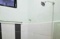 Toilet Kamar Hotel by Lawang Suites