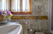 In-room Bathroom 6 Casa Dell'albero