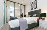 Kamar Tidur 5 Deluxe Heathrow Apartments & Parking