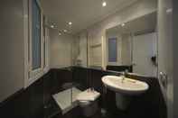 In-room Bathroom Hondarribia by Basquelidays