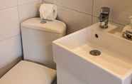 Toilet Kamar 3 Pension & Cafe Grebasch